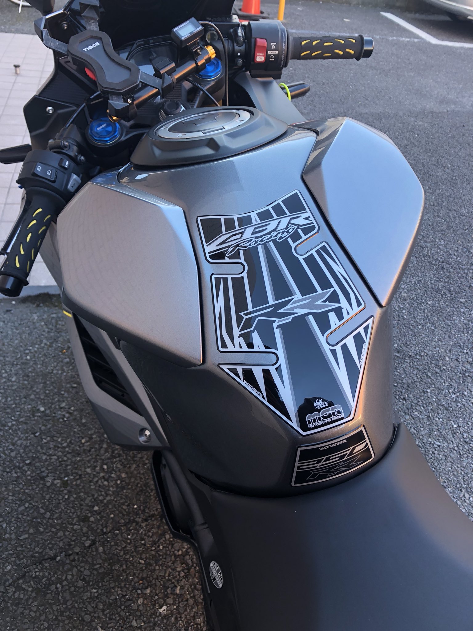 アカ Cbr250rr V Twitter モトグラフィックス製のタンクパッド貼ってみました 専用設計です Motografix Cbr250rr タンクパッド アカ Cbr250rr V Twitter モトグラフィックス製のタンクパッド貼ってみました 専用設計です Motografix Cbr250rr タンクパッド