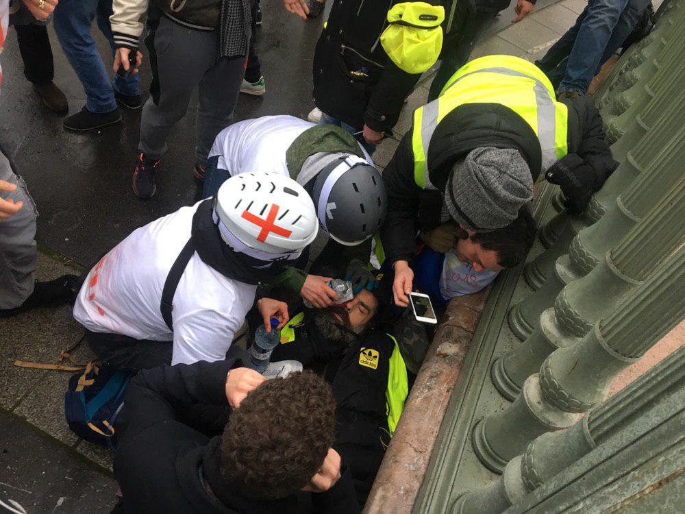 BarbaraMazieres's tweet photo. Quand on gouverne contre le peuple, par la violence,  au profit d'une infime partie, cela s'appelle de la tyranie.
Rendons la parole au peuple, #Ric référendum d'initiative citoyenne 

 #GiletsJaunes #MacronDémission #Acte11
#ActeXI #Tyranny https://t.co/njVuGEXu0q