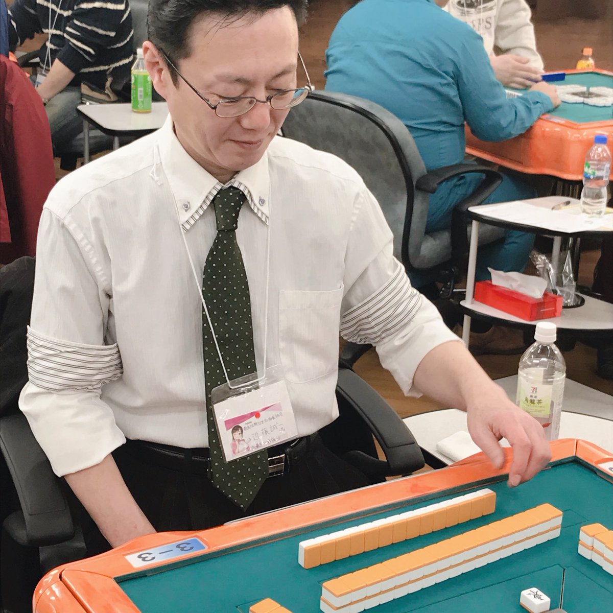 FASTMOVE_sho's tweet image. 遅くなりましたが本日のゲストプロのご紹介です。

まずはこの御三方！

ひなたんこと日向藍子プロ(@hinaai0924)
近藤誠一プロ(@sei1k)
中里春奈プロ(@springharubo)

#Fastmove
#ひなたんの麻雀するしない 
#麻雀パブリックするしない