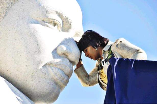 Dr_Nabil_Baron's tweet photo. the daughter of Dr. Martin Luther King during her visit to her father memorial statue 

The Martin Luther King Jr Memorial is located in West Potomac Park next to the National Mall of Washington, DC, United States. It extends over four acres and houses a stone of hope, a granite https://t.co/2hvmeH2yNa