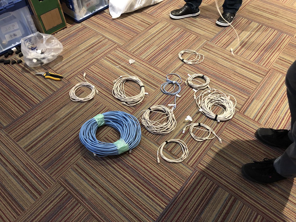 uehiro's tweet photo. (裏側)部屋の荷物をロビーに集めて、ひたすら備品整理 #さんふらわあ #フェリーハッカソン #ferry_hack https://t.co/AMNsdrIBaM