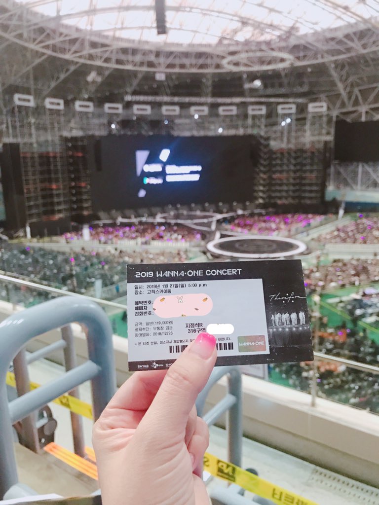 danielinmyhome's tweet photo. 결국 찐막콘 양도 받아서 와써영 ㅠㅠ
어제도 너무 울어서 힘들었는데
오늘은 실려나갈 예정이네오😭 https://t.co/cwYaQAY8yZ