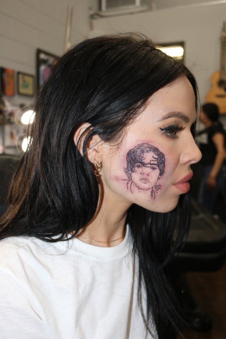 Kelsy Karter: Singer gets 'shocking' Harry Styles tattoo on her cheek - BBC  News