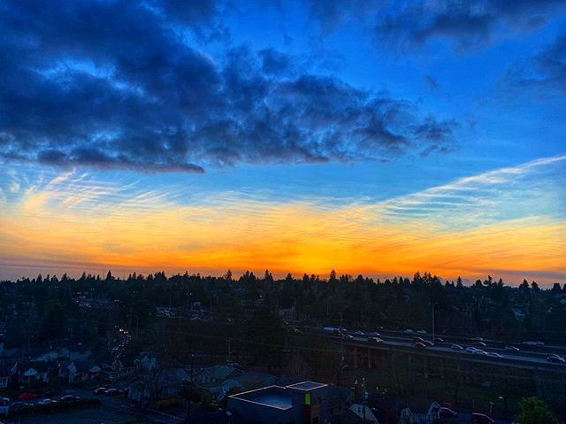 PVTravelDiaries's tweet photo. Can't really differentiate if this was a sunrise or a sunset! Can you?
.
.
.
.
.
.
.
.
.
.
#pnwphotographer #pnwlife #pnwonderland #naturephotography #traveldiaries #travelblogger #travel #travelphotography #travelgram #travelholic #travelguide #travelbl… https://t.co/1zg6jxMZrX https://t.co/KS6pExky6y