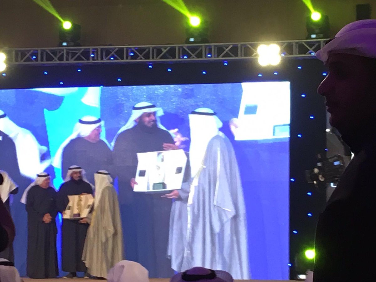 بأسمكم جميعاً 
نهنئ ونبارك 
فضيلة الشيخ د. فهد فريج الجنفاوي
مدير ادارة الدراسات الاسلاميه وعلوم القرآن لمحافظتي الاحمدي ومبارك الكبير
حصولة على المركز الاول 
على مستوي مدراء الاوقاف
وتكريمة من قبل وكيل وزارة الاوقاف 
تستاهل يابوخالد 
ونسأل الله لك التوفيق والسداد
<a href="/fahad289/">د. فهد فريج الجنفاوي</a>