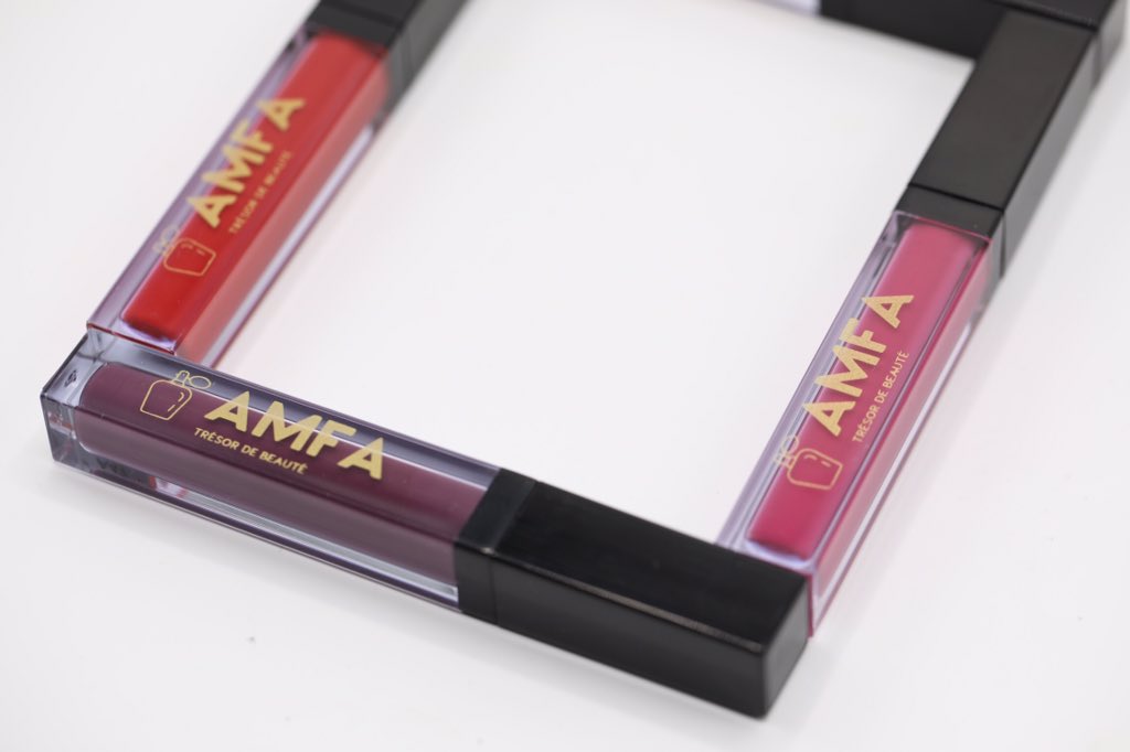 AmfaBeauty's tweet photo. Hello les filles ❗️
Comme vous le voyez nous vous présentons notre Palette AMFA  pigmentée  mais également nos rouges à lèvres (8teintes)  et nos gloss! Allez faire un tour sur notre site web https://t.co/LReEsvMMmG et obtenez -10% sur tous nos produits 
#Kebetu Rt Apprécies https://t.co/Sco7pyoOtQ