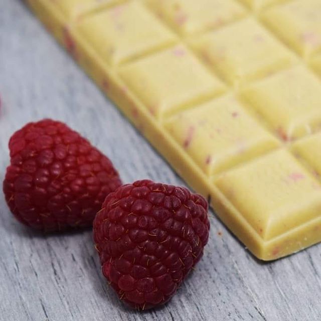 Raspberries in a delicious creamy cruelty free white chocolate, dreamy right?

Ethicoco, vegan chocolateir have handcrafted a Valentine's limited edition white chocolate bar, bursting with raspberries!

This makes the perfect gift for vegan chocolate lovers!

#ethicoco #vegan #ha