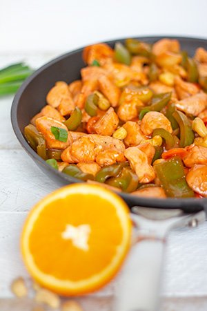 Kippenblokjes met zoetzure saus, groenten en cashewnoten:goo.gl/ntZCCe#recept