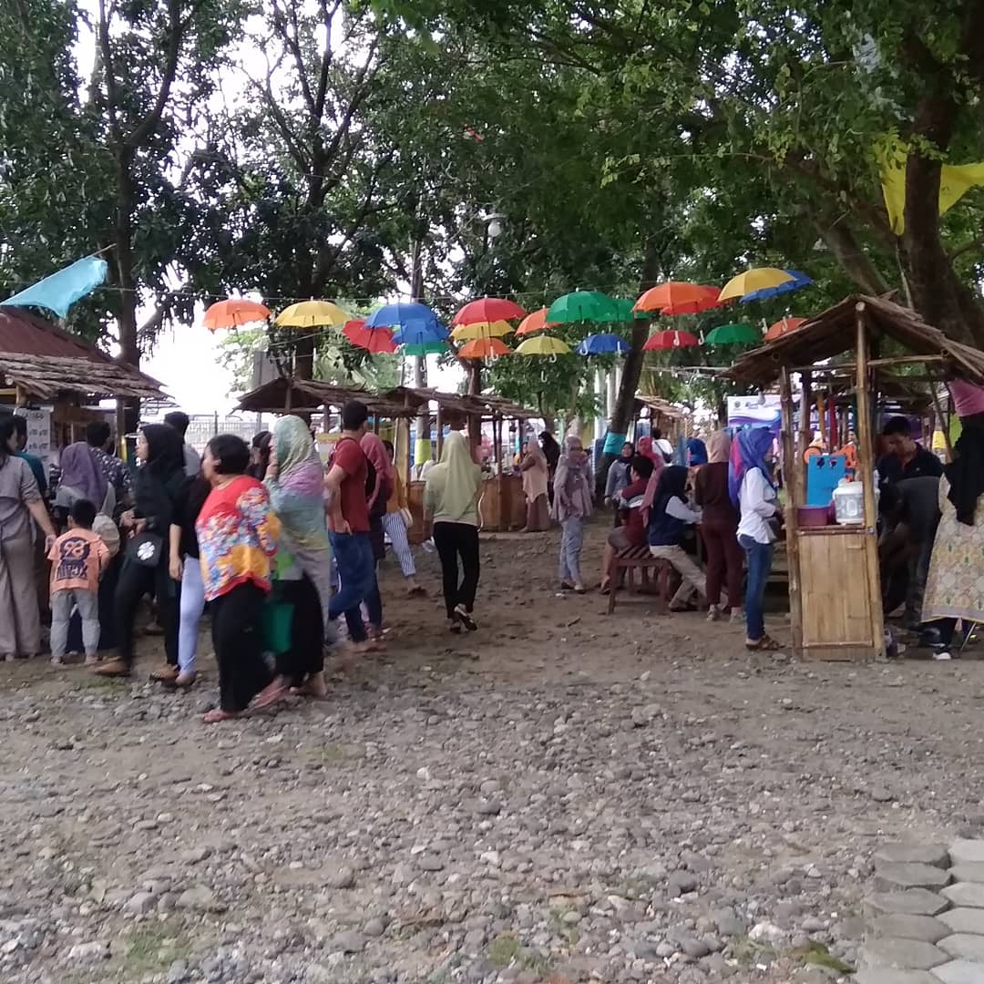 Arufti's tweet photo. Bupati Barru Ir. H. Suardi Saleh. M, Si Melantik Pengurus Genpi Barru dan Launching Destinasi Digital Pasar Pitu di Kawasan Wisata Bola Pitu'e. yang Berlansung di Bola Pitu'e, Padongko. Sabtu Malam (26/01/18). #destinasidigitalgenpi #pasarpitu #genpibarru https://t.co/uFDKpzxsIe