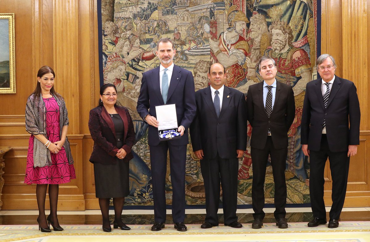 Esta semana estuvimos invitados por el Rey de España y se le hizo entrega de un reconocimiento de la orden  gran cruz Francisco Morazán del Parlacen