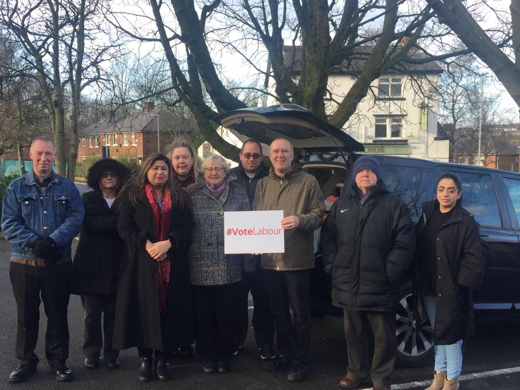 shah_arooj's tweet photo. Leafleting in Royton this morning with my amazing colleagues. #OldhamLabour #LabourAllYearRound @cllrsfielding @JimfromOldham @hulmeroberts @CllrAbdulJabbar @ClintPhythian @hulmeroberts https://t.co/BfwUFFhaDT
