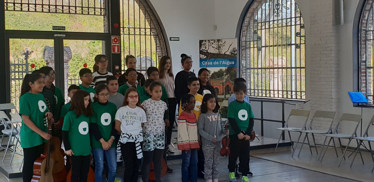 pablobatuta's tweet photo. Orgullós de l'1 °concert 2019 a casa de l'Aigua Trinitat Nova! Bravo als 23 músics participants, vam seguir endavant en aquesta tasca músic social !! Vozes un projecte que canvia vides !! @PauCasals_Fund @AcademiaMusica_ @Sistema_Global @Bcn_NouBarris @luisarbuniel @totsmatinsmon https://t.co/0K1dJJIEAF