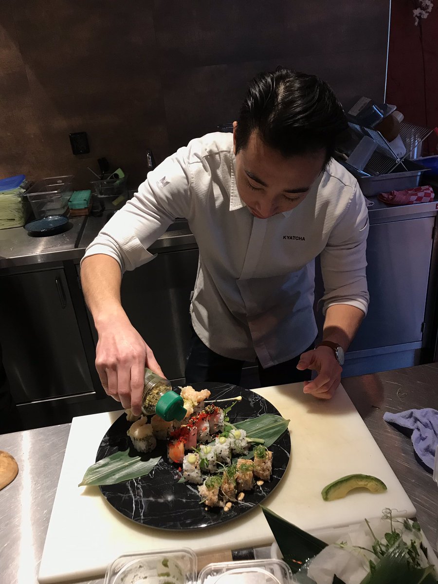 TonysQuote's tweet photo. Food is art, sushi is art🍣👌🏼....
#foodhallen #kyatcha 
Prima lunch zou ik zo zeggen😋 https://t.co/a7OyktDzMN
