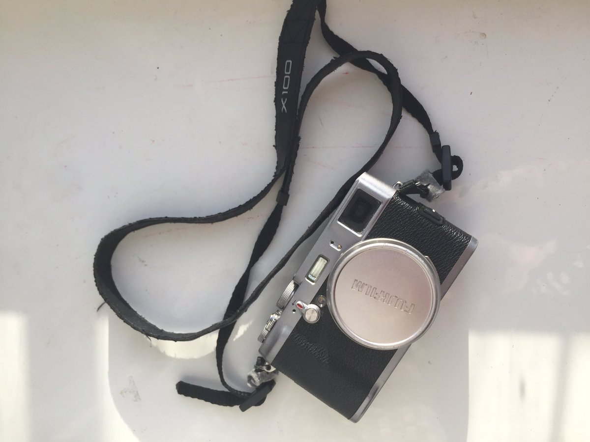 Продаю кровиночку fujifilm x100. Он немного потертый, но на его работу это не влияет! Объектив не съемный, фикс. Вдруг кто хочет