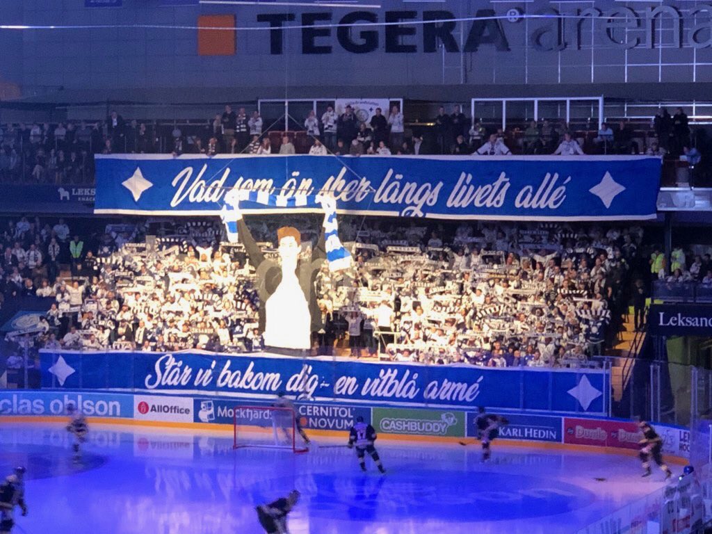 51Mattias's tweet image. Igår upplevdes det snyggaste och mest rörande tifo jag sett! Grymt jobbat ⁦@leksandtifocrew⁩ och alla inblandade, fortsätt med ett grymt jobb och den härliga inramningen ni alla i arenan skapar👊 kriga på Tobbe ❤️💙 #leksandsif