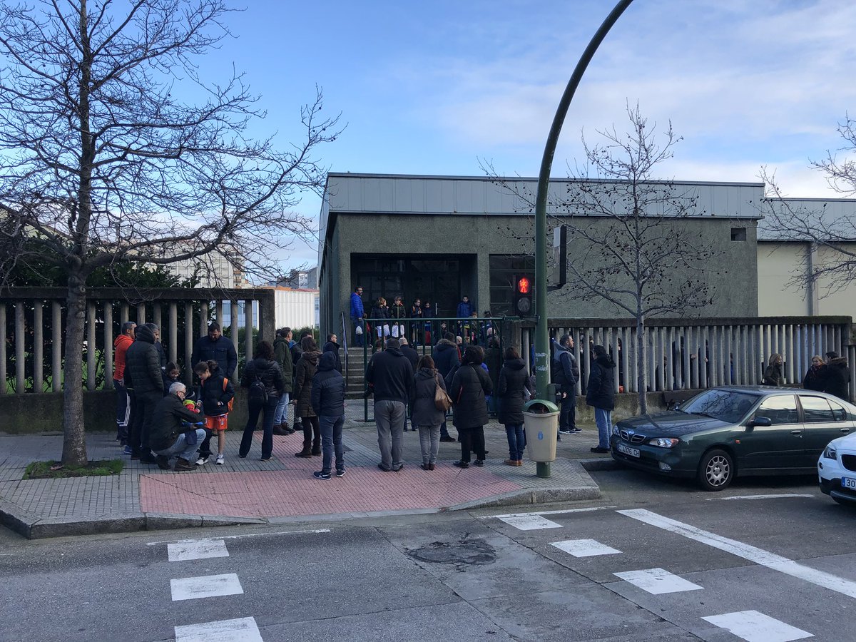 Parece increíble que convoquen a un montón de niños un domingo por la mañana a un PDC de <a href="/FGB_Baloncesto/">FGB</a> y que nadie del <a href="/ConcelloCoruna/">Concello da Coruña</a> venga a abrir las puertas del pabellón.