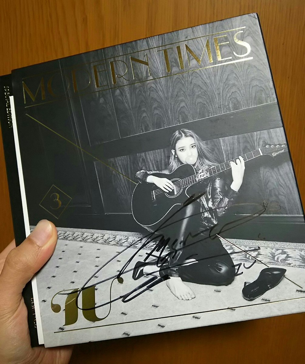 ワタレコに行ったら IUの直筆サイン入りのCDが 売っていたから 買って