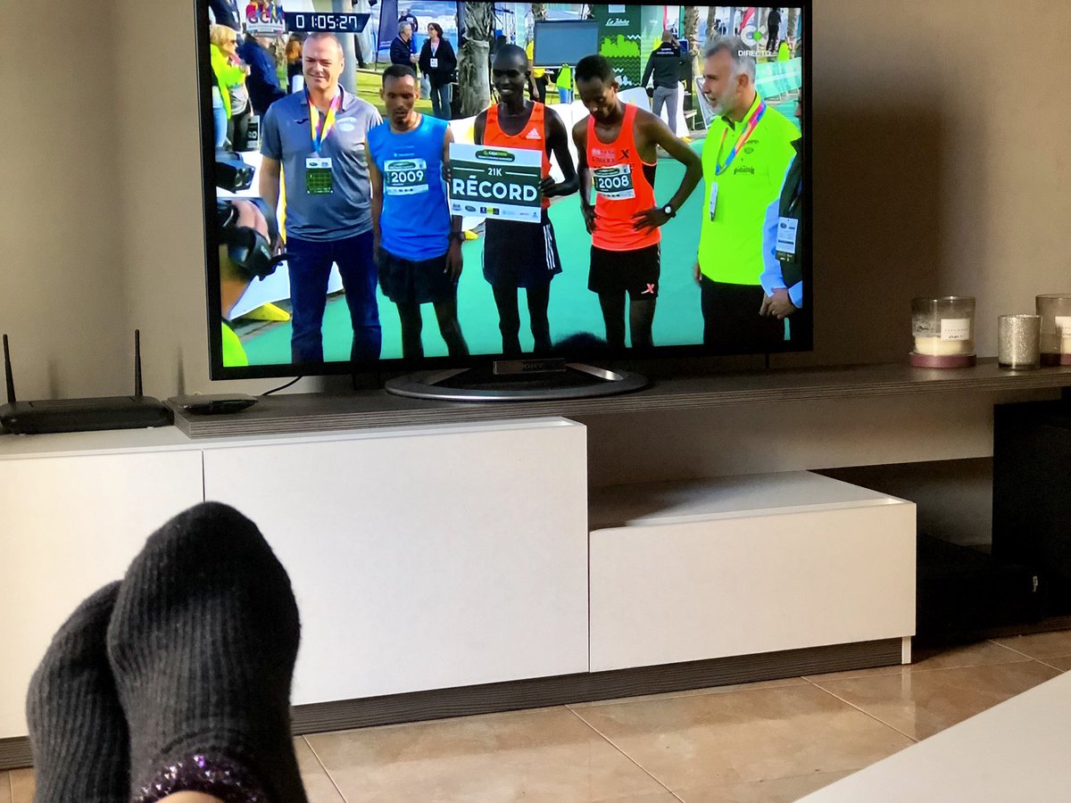 AngelesRmrezG's tweet photo. Yo ya llevo más de hora y media corriendo (desde el sofá) con ellos ¿eh? Fantástico trabajo de la mano de mi @jesusalbrs para hacernos llegar a todos esta @GCMaraton #GCmaraton https://t.co/Xf9gjmqKMT