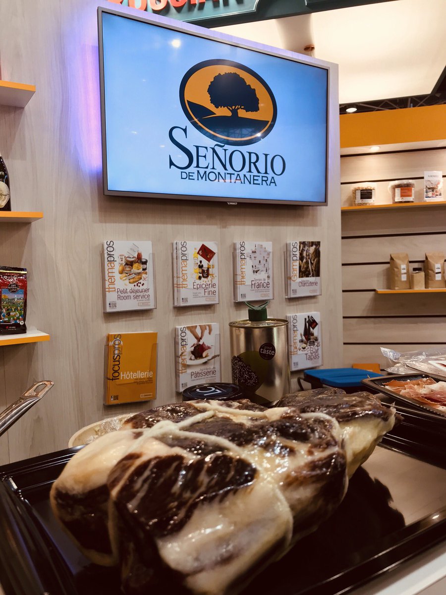LeDelasRungis's tweet photo. Comparez la palette et le jambon #patanegra Bellota 100% Ibérico sur le stand Le Delas au Sirha 6d82. Le jambon est coupé par le champion du monde espagnol de découpe et la palette sur notre trancheur #ledelas #rungis #sirha #lyon #gastronomie #food #gastronomy #frenchfood https://t.co/Q3isj8idO6