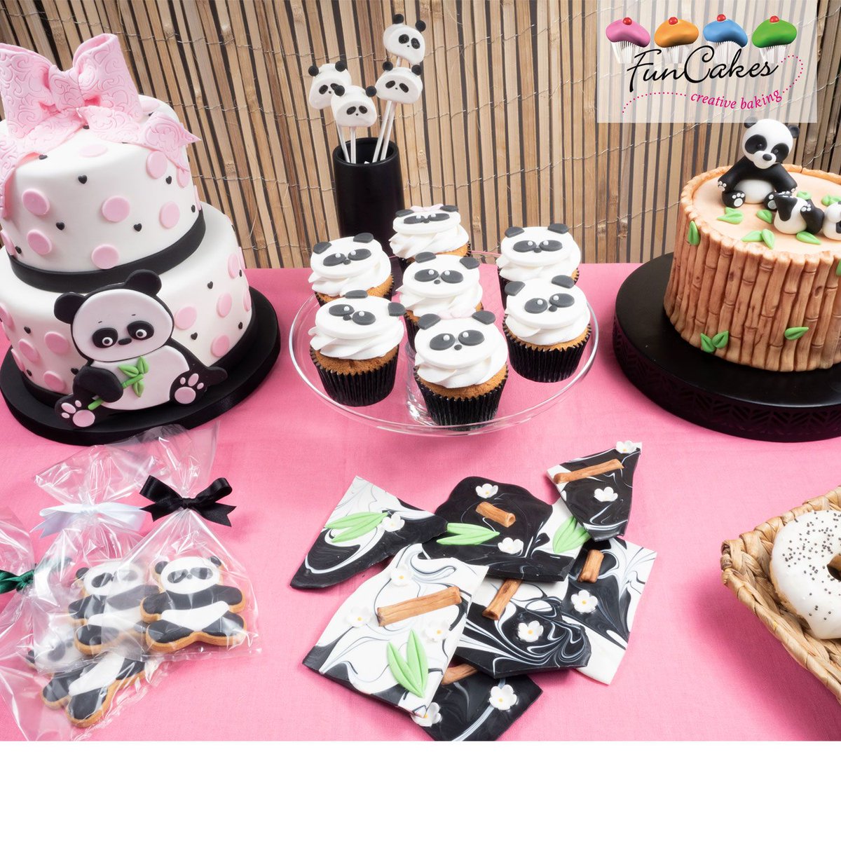 FunCakesNL's tweet image. Who said black and white is boring? This Panda sweet table is the cutest table we’ve ever seen and we can’t think of anyone that wouldn’t get happy from this.

Recipe cake: buff.ly/2MfRDhx

#funcakescreativebaking #baking #cupcakes #cake #panda #sweettable