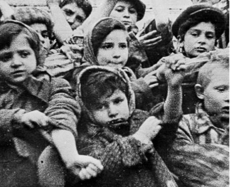 "A distanza di anni il tatuaggio è diventato parte del mio corpo.
Spesso i giovani mi chiedono perché non me lo faccio cancellare e questo mi stupisce: perché dovrei? Non siamo molti nel mondo a portare questa testimonianza!"
#PrimoLevi 
#PerNonDimenticare
#GiornataDellaMemoria