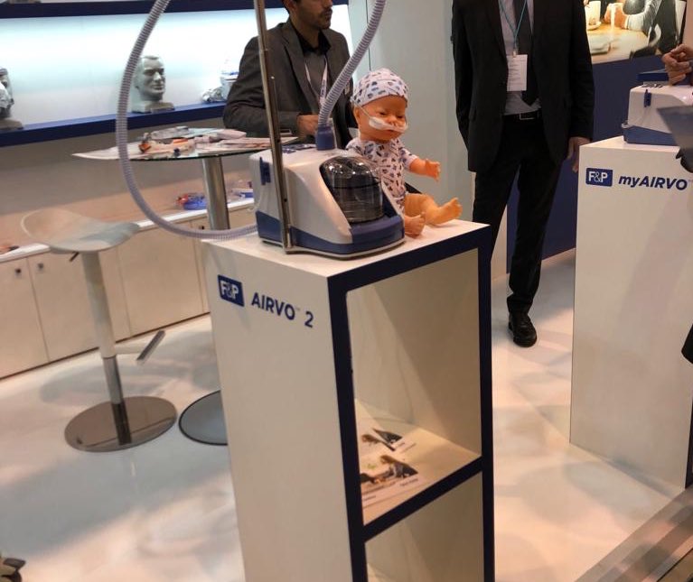 totomathon's tweet photo. J’ai ramené mon fils au congrès #CPLF2019 pour commencer tôt son éducation pneumologique 😬
_
(en vrai il est évidemment beaucoup plus beau) https://t.co/sTlYLfkflP