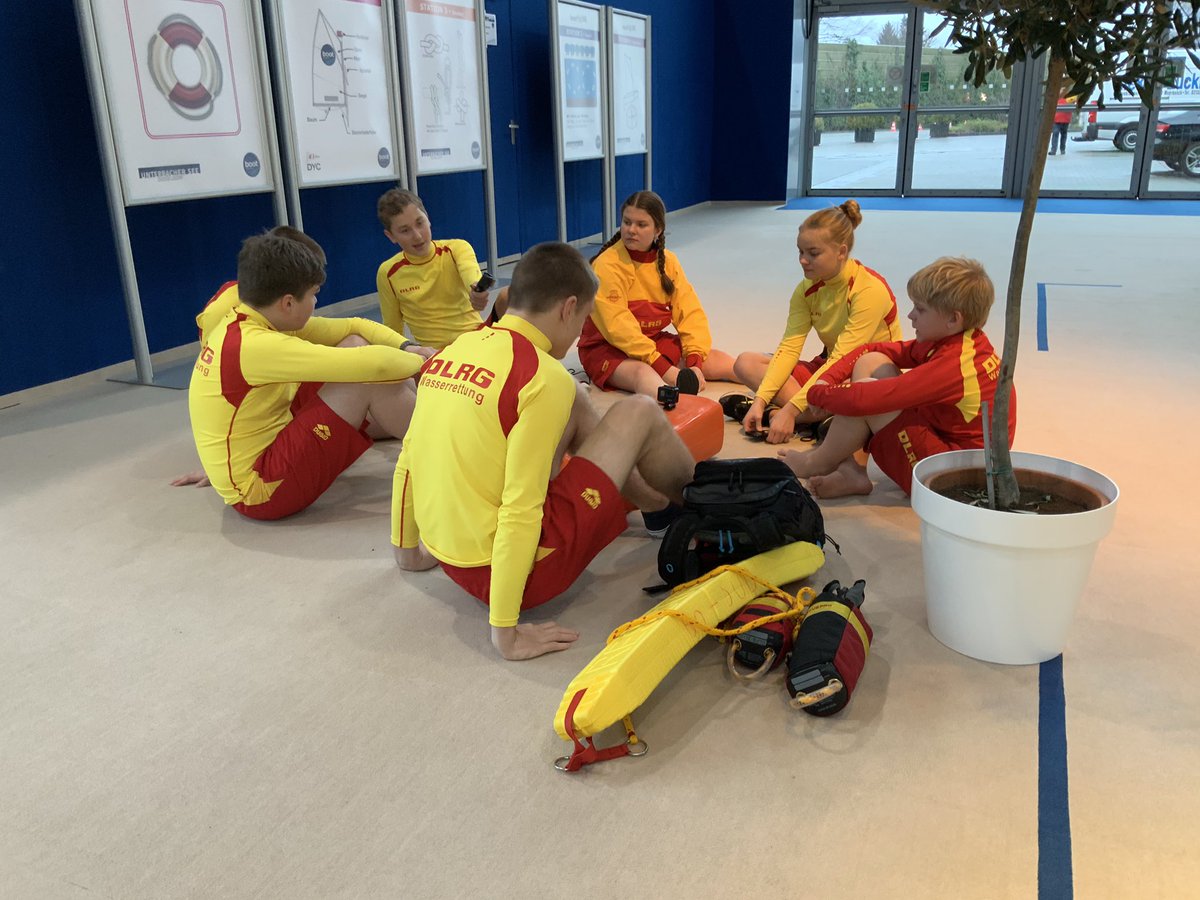 DLRGBochum's tweet photo. Eine letzte Abstimmung im Team bevor es um 12 Uhr ins Aktionsbecken der Halle 14 geht. #dlrg #boot2019 #jet #wasserrettung https://t.co/0K0DXQW0am