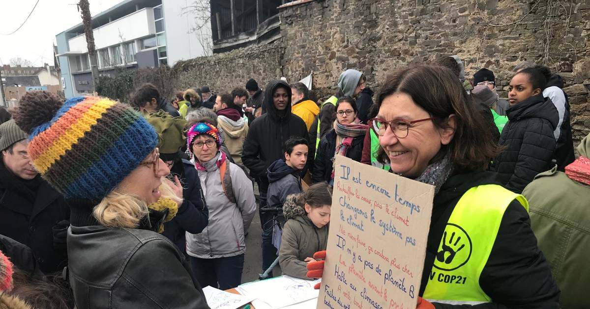 Marcheurs pour le climat et Gilets jaunes ensemble à Ancenis dlvr.it/QxZmym