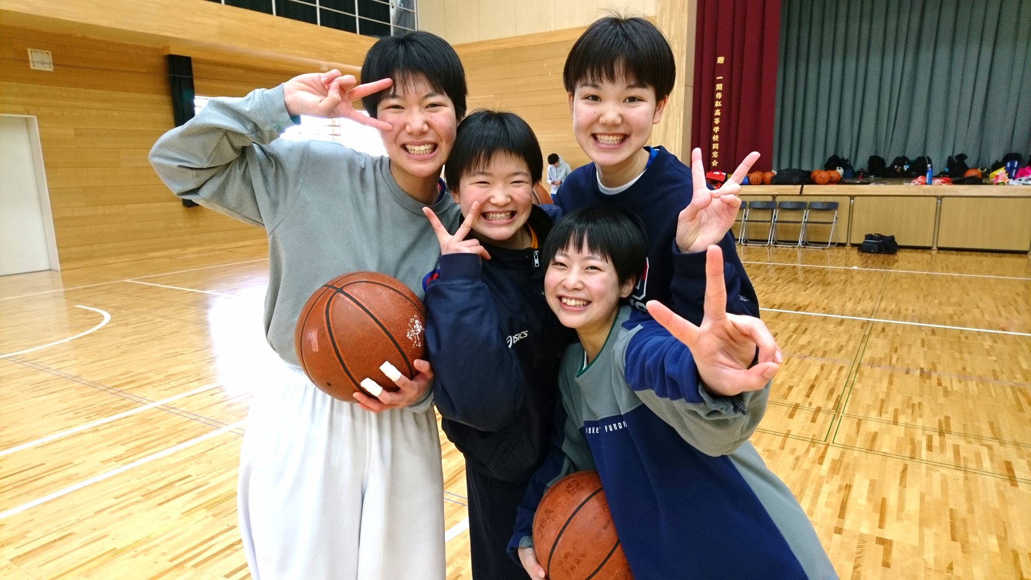 Twitter 上的 スタンダード編集部 本日は岩手県中学バスケ選抜の女子チームの取材でしたが 練習会場が一関修紅高校ということで こちらのみなさんとも2日ぶり 笑 に再会しました カメラを向けると 相変わらずのこの笑顔 来週末の東北新人大会 頑張ってください
