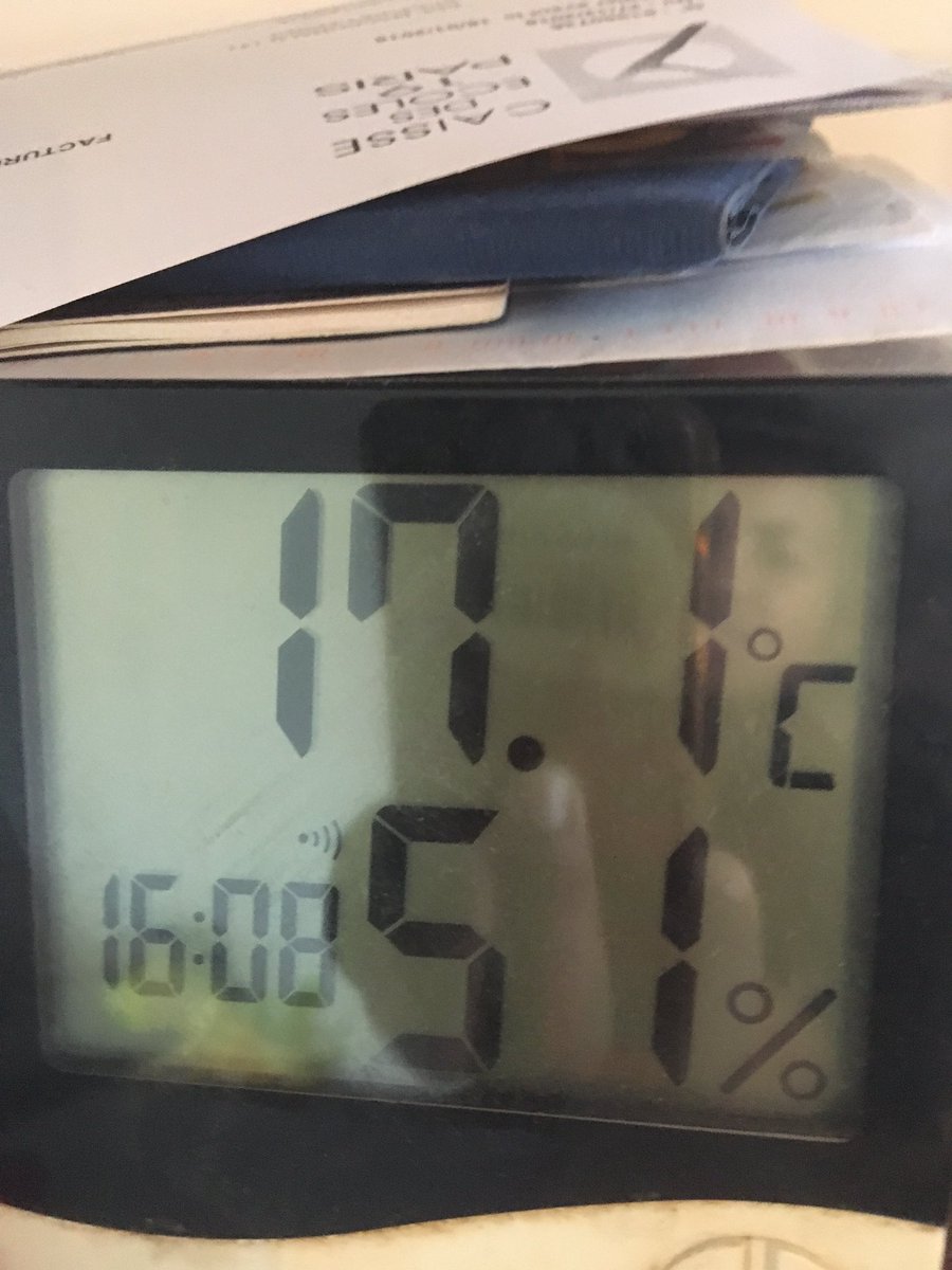 zuteuse's tweet photo. Je passe de 15 degré à 17 degré : Normal il pleut Le temps s’adoucit plus de neige comme la semaine: En Dm vous m’ avez fait une promesse de remonter l’ info @CDC_Habitat #froid #loi #hlm #logementsocial #efidis #sanschauffage #calvaire @jule7518 @FloraSilvaparis @LeBousculeur https://t.co/w7c2CUlnjb