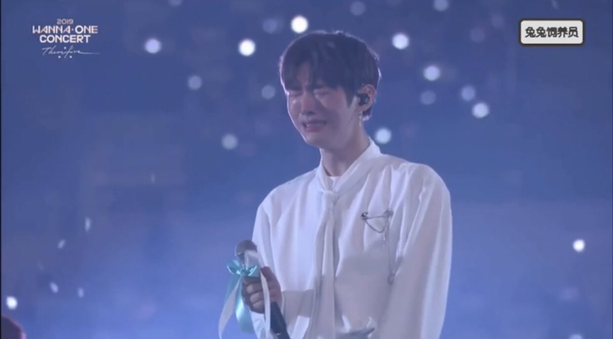 Amohlinjin's tweet photo. ใจสลายแล้ว...😭😭😭 
อยากเข้าไปกอดดดดด #WannaOneThereforeConcert https://t.co/BVeDKcqckr