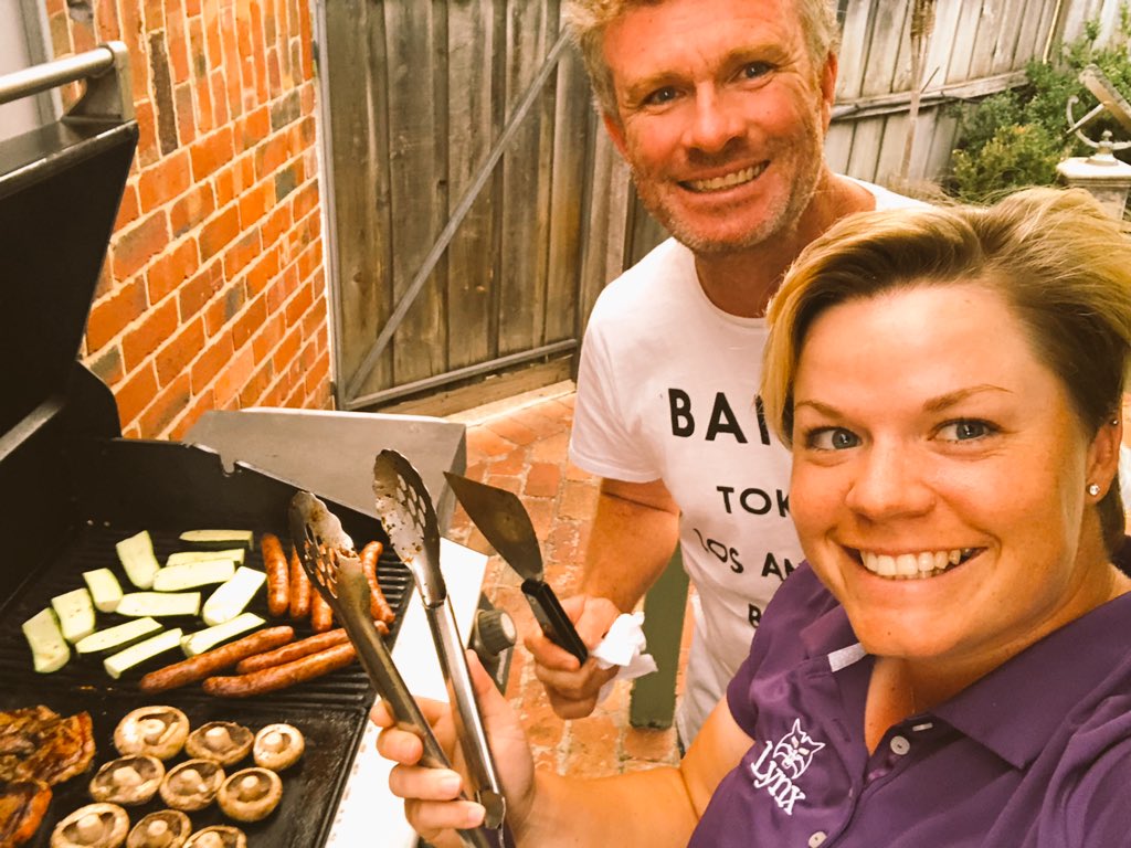 LydiaHallGolf's tweet photo. Awesome 1st #bbq here in #Australia with fellow @LETgolf players @beckybrewerton @meg_maclaren @AmyWalshgolf @BethAllenGolf @Burkey28 and top caddie / sous chef @Drummo7 ๐คฃ๐คฃ๐คฃ๐๐ป #hathair #chef #saladmaker #golf #travel https://t.co/8hQjqSoaO0
