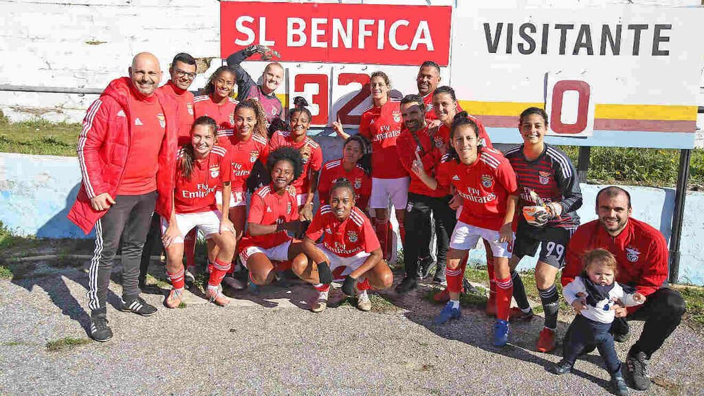 Las jugadoras del Benfica posan con el marcador.