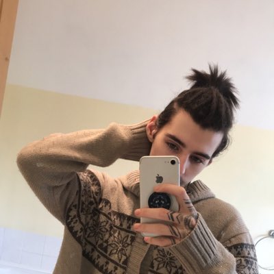 StoneySambo's tweet photo. My short ass half head dreads I’ve gotta wait for the back and sides to grow some more before I can dread them #dreadlocks #NewProfilePic https://t.co/INng52NhAI