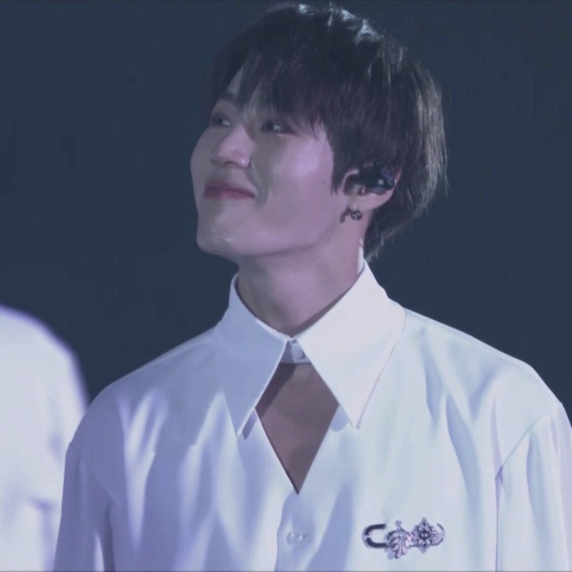 sungwoonsays's tweet photo. sungwoon who immediately smiled when he noticed he was being filmed on screen 😭😭😭 my heart hurts,,, he only wants to show the happy side of him to us i love him so much https://t.co/iQij6j9PPj