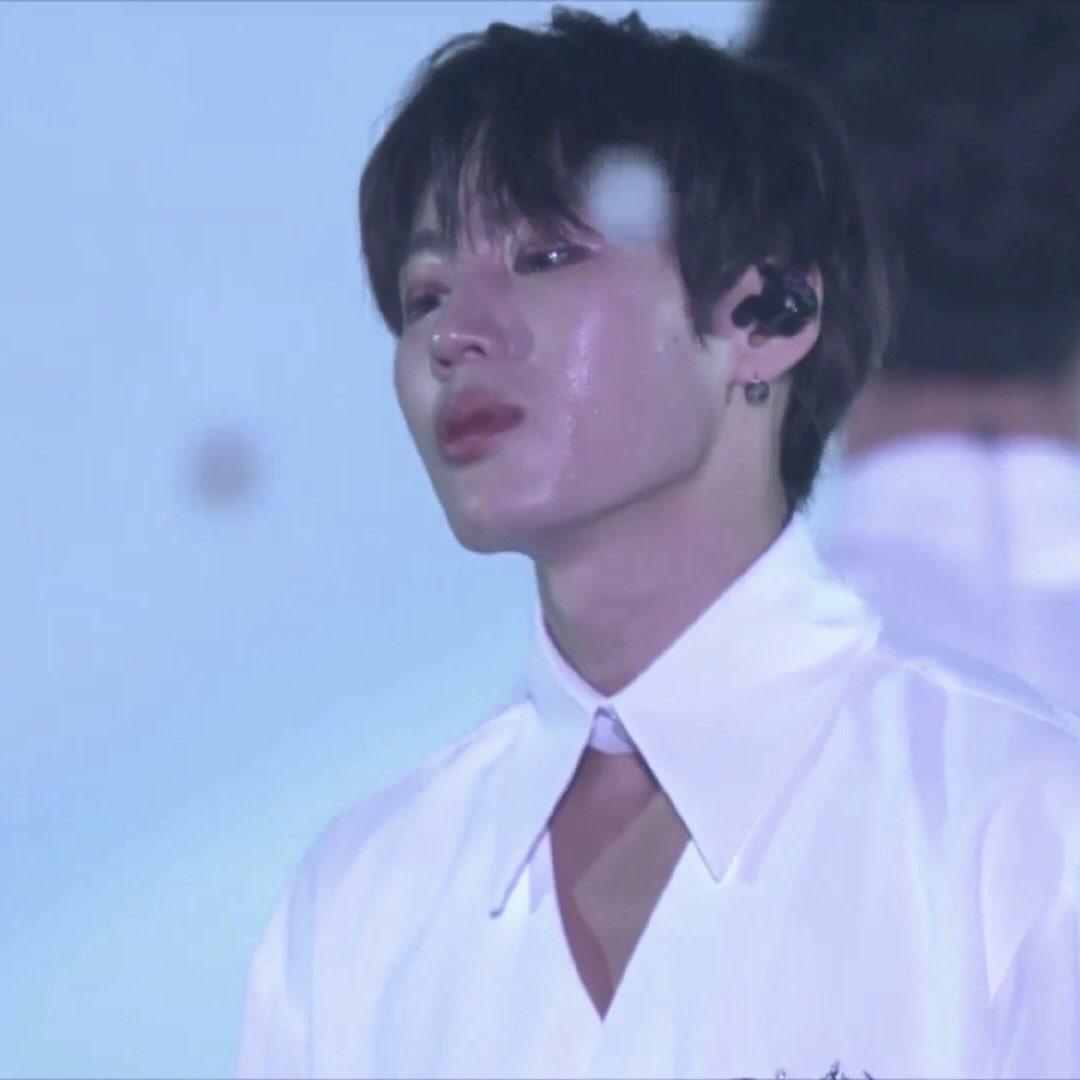 sungwoonsays's tweet photo. sungwoon who immediately smiled when he noticed he was being filmed on screen 😭😭😭 my heart hurts,,, he only wants to show the happy side of him to us i love him so much https://t.co/iQij6j9PPj