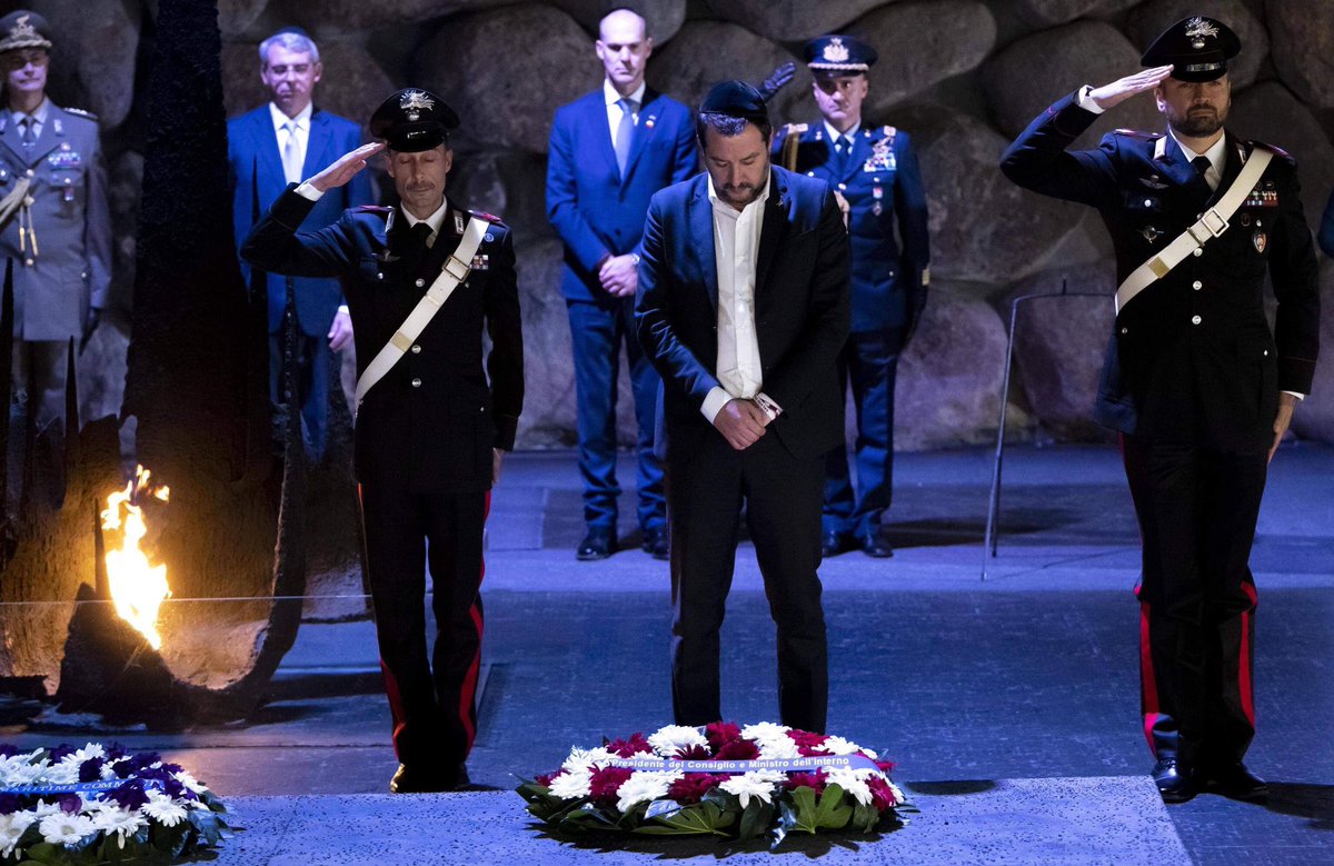 matteosalvinimi's tweet image. Una preghiera per i milioni di vittime del nazismo, perché la follia assassina non si ripeta mai più. 
#Giornatadellamemoria
P.s. Che squallore chi accosta la #Shoah al controllo serio dell’immigrazione che fanno tutti i Paesi civili del mondo, e finalmente anche l’Italia.