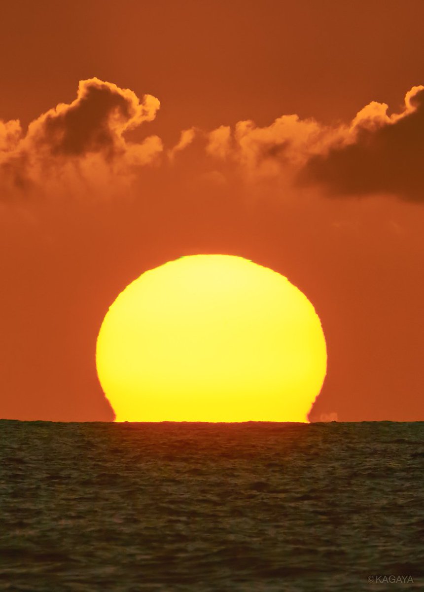 Kagaya 先日撮影したハワイの水平線に沈む夕日とグリーンフラッシュ 2枚目 グリーンフラッシュは沈む太陽の最後の光が一瞬緑色になる現象で 条件の良いときでないと見られません 日の出時にも見られることがあります 今日もお疲れさまでした 明日