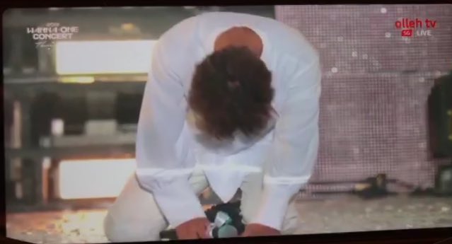 aimmieeee's tweet photo. น้องจีฮุนร้องไห้จนพูดไม่ไหว ทรุดลงไปนั่งกับพื้นตอนพูดเลยอะㅠㅠㅠㅠㅠㅠ บีบหัวใจไปหมดเลย ฮึบไม่ไหวจริงๆ ตอนเดินขึ้นไปก็ร้องไห้จนหน้าแดง น้องจีฮุนใจพี่สลายมากๆอยากจับเธอมาโอ๋ ไม่ไหวแล้ว https://t.co/PbC0rNzHWd