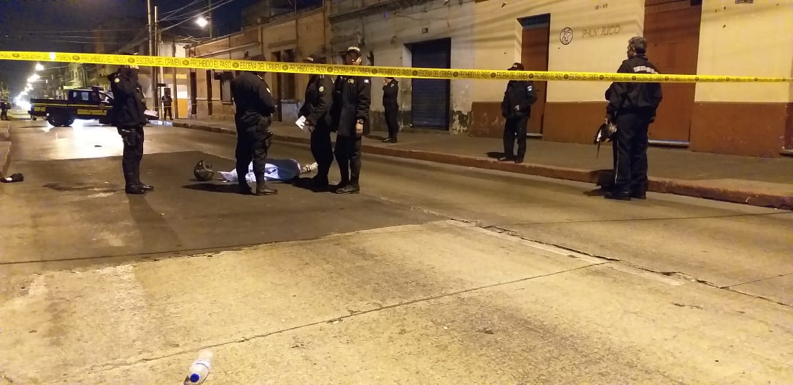 BVoluntariosGT's tweet photo. 🚨PERSONA FALLECIDA🚨
@BVoluntariosGT de #1Cia reportan
En la 12 avenida entre 15 calle A y 16 Calle de la zona 1, una mujer fallecida de aproximadamente 30 años la cual segun curiosos fue atropellada por un vehiculo el cual sigue su marcha en este momento hacen espera del MP https://t.co/cttLuWmE44