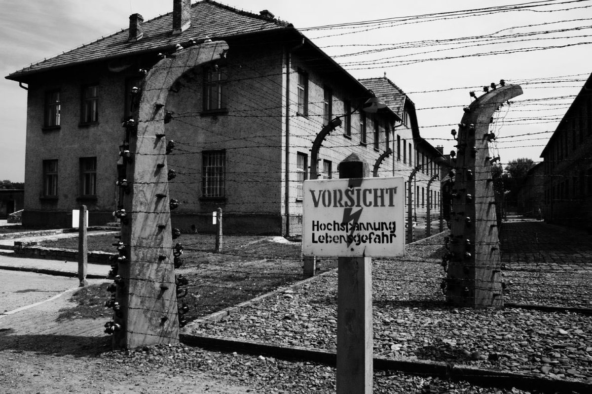 FManfredi84's tweet photo. La vita dei morti è nel ricordo dei vivi. - Cicerone. Due immagini che raffigurano l’oppressione della #libertà e della dignità umana . #PerNonDimenticare #27gennaio https://t.co/737fTZ0vqz