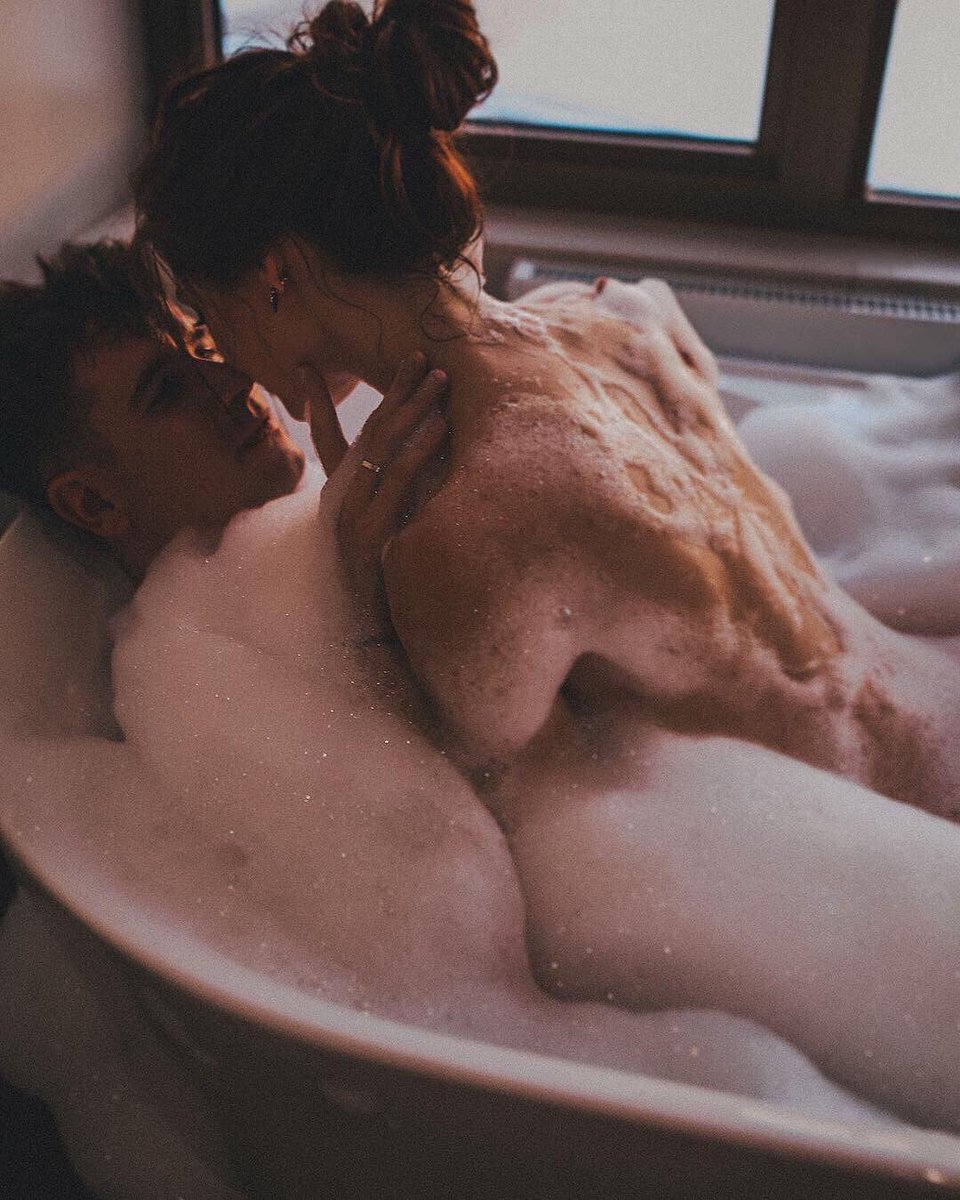 ❝Algún día entenderás que no necesito mucho. Entenderás también que no hace falta que me digas lo que somos; cada vez que nos besamos lo somos todo. 「⚘」

                      『 #Nessia 』