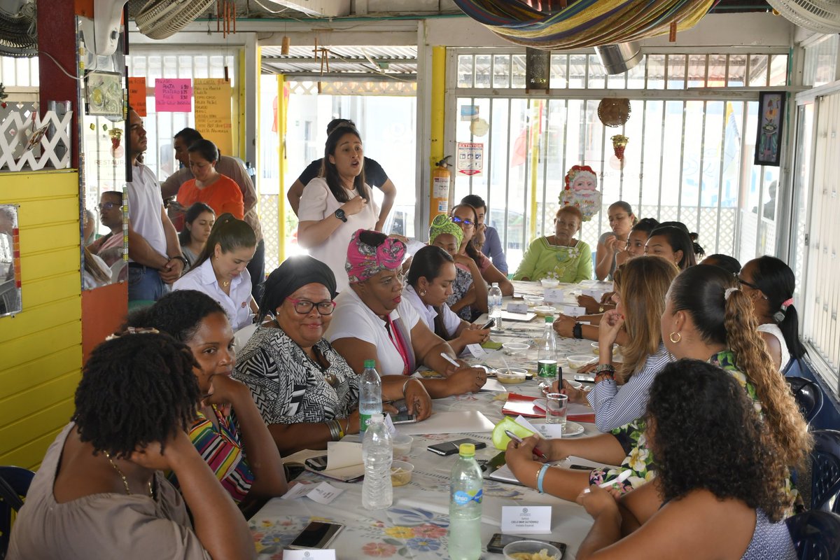 Mujeres empoderando a mujeres. <a href="/Lore_Aldana/">Lorena Aldana</a> es la directora regional del <a href="/SENAComunica/">SENA</a> en San Andrés, hoy junto a la Vice <a href="/mluciaramirez/">Marta Lucía Ramírez.</a> están materializando los compromisos del gobierno para las mujeres del departamento.