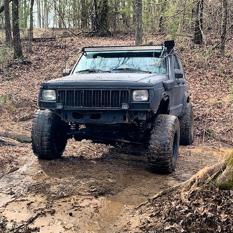 ZachMcPherson12's tweet photo. I hope it’s snows like crazy Tuesday, I wanna see how this thing does! #rustysoffroad #jeepcherokee #builtonabudget #xj #iknowineedtires 😂 https://t.co/6ybW9EOJcB