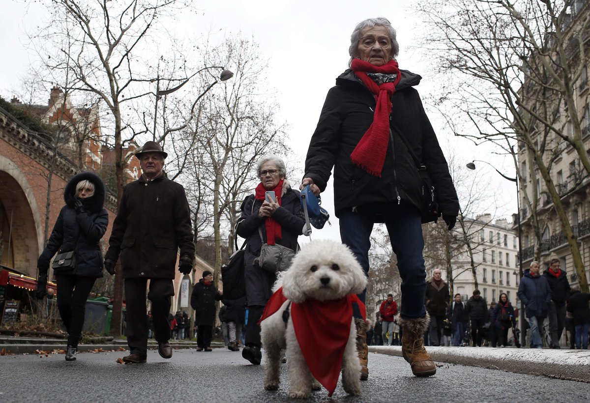 Valeurs's tweet photo. Plus de 10 000 “foulards rouges” ont défilé à Paris, selon la police >> https://t.co/ZepRj0vdA9 https://t.co/0A9xvr9BpP