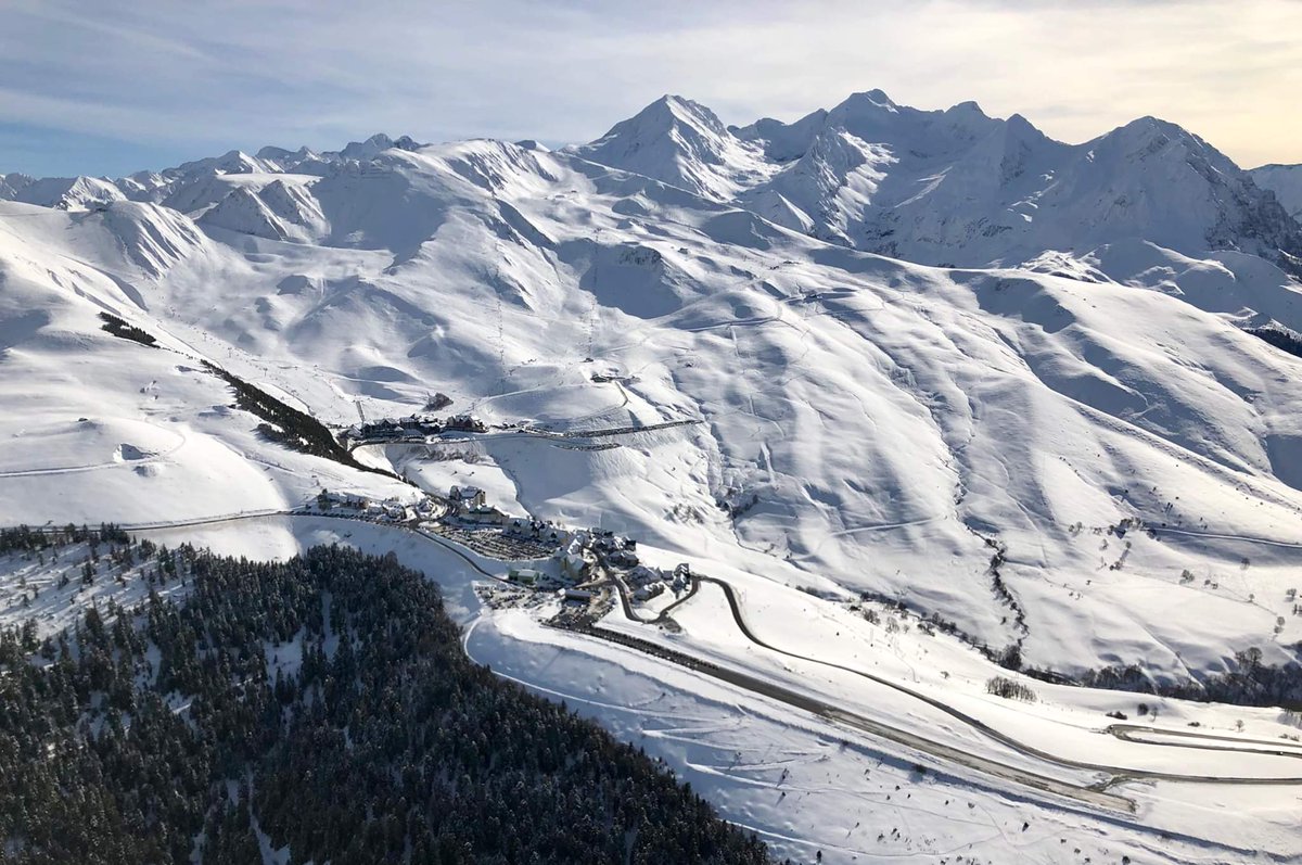 npyski's tweet photo. Magnifiques vues sur @Peyragudes depuis les airs hier ! 😍 
Merci à Brice d'avoir partagé ses photos avec nous ! #npy #pyrenees https://t.co/IsnMhLmpmY