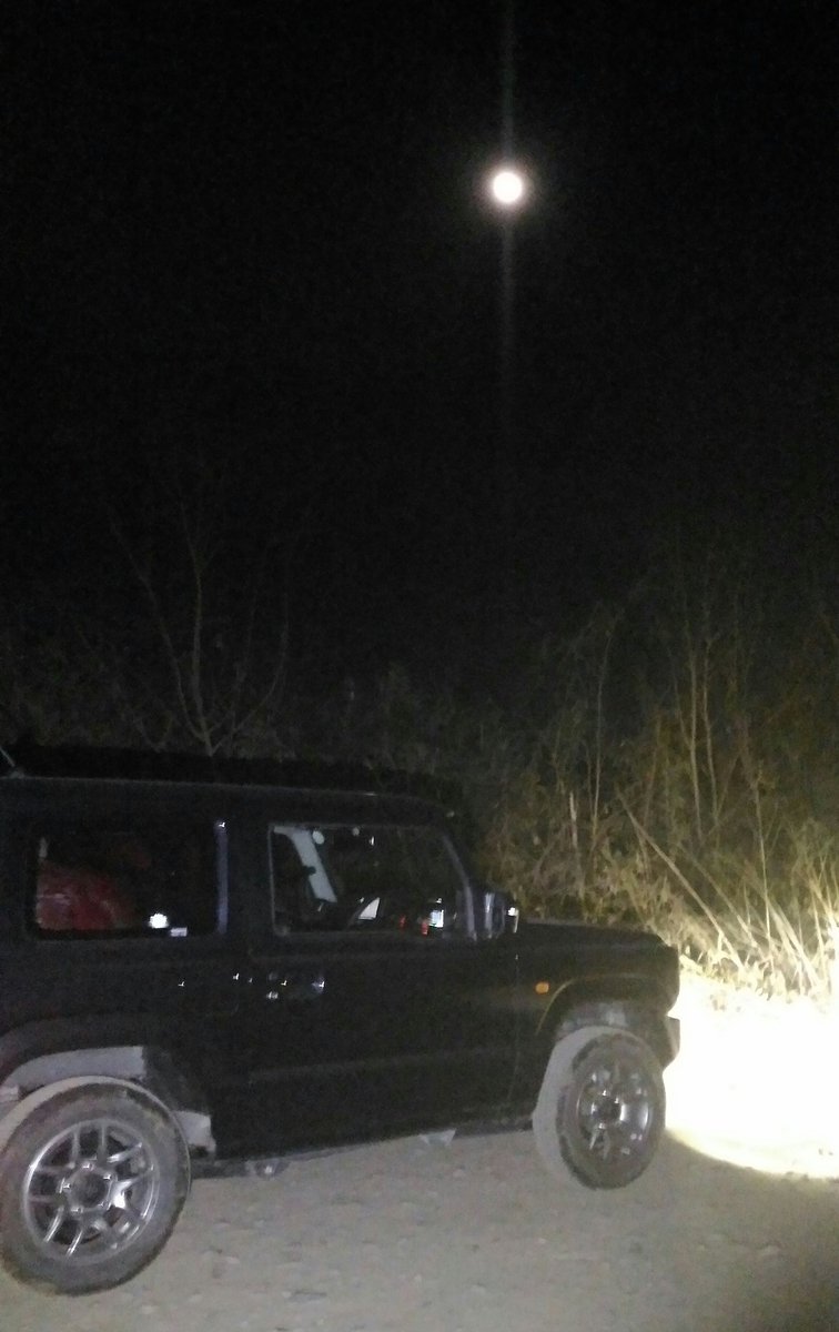 けー ジムニー垢 月明かりでほのかに照らされてるのがわかるぐらいに真っ暗な場所 外気温はマイナス5 洗車 してから帰りたいけど この気温だと洗車機が使用禁止になってるかも