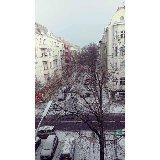 let_it_geek's tweet photo. When you have this view from your window, thank you Berlin 🌬️☕🌨️ #Berlin #neukolln #winteriscoming #letitsnow #snowflakes #morningwithaview #weekend #hygge #comfy #netflixandchill #sunday #sundaynight #streetview #esschneit https://t.co/WU0Sj3lQ2W https://t.co/MZEgdkKEo8