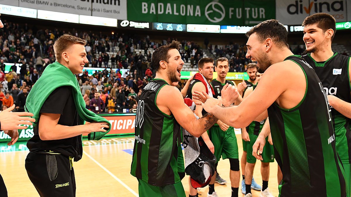 Los jugadores del Joventut felicitan a Laprovittola (@ACB).