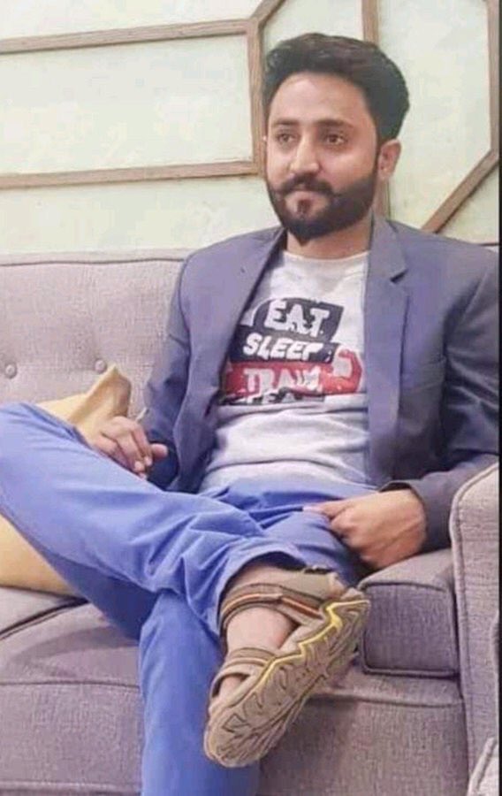 AbabgarBaloch's tweet image. دس سال پہلے ہمارے #zakirMajeed کو لاپتہ کیا گیا اور دس سال بعد ہمارے #jeehandBaloch کو لاپتہ کیا گیا۔
#10yearschallenege 
#EndEnforcedDisappearances